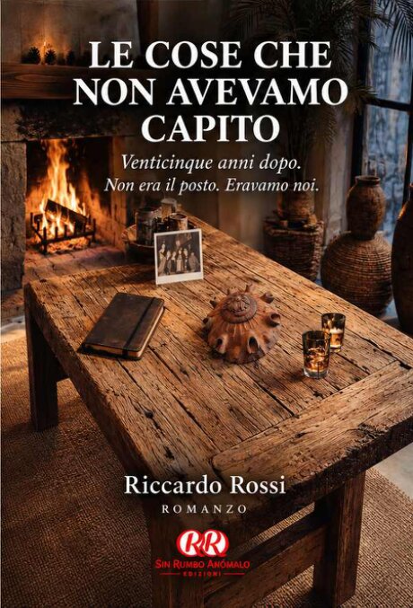 Vecchie lettere e un orologio appoggiati su un tavolo di legno